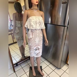 SHOWPO STRAPLESS ELEGANT DRESS SIZE 2 US